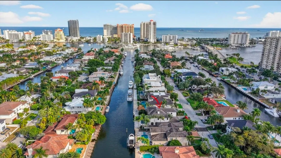 Villa Yacht Haven – Demeure Coloniale de Prestige, 5 Suites et Quai Privé pour Yacht face au Canal | Fort Lauderdale, Floride