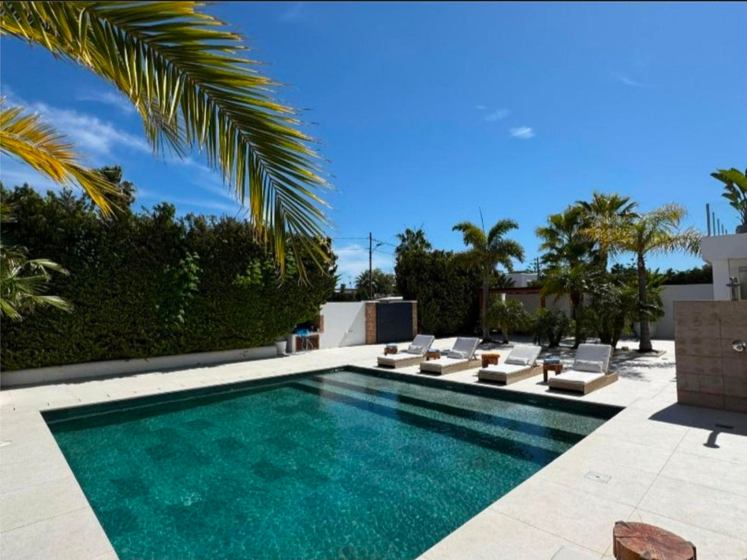 Villa Pure Lumina a Ibiza – Splendeur Contemporaine de 4 Suites avec Piscine