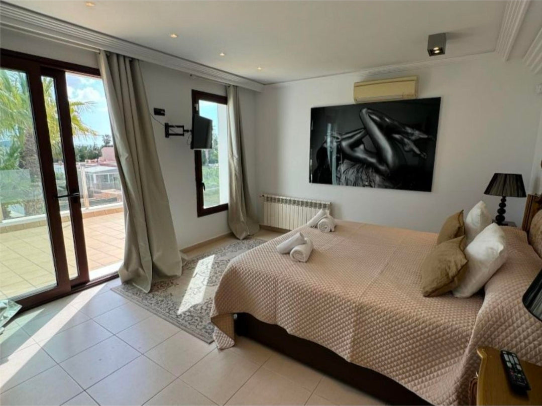 Villa Pure Lumina a Ibiza – Splendeur Contemporaine de 4 Suites avec Piscine