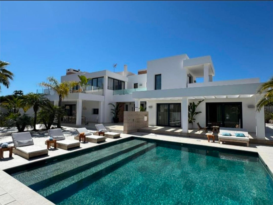 Villa Pure Lumina a Ibiza – Splendeur Contemporaine de 4 Suites avec Piscine