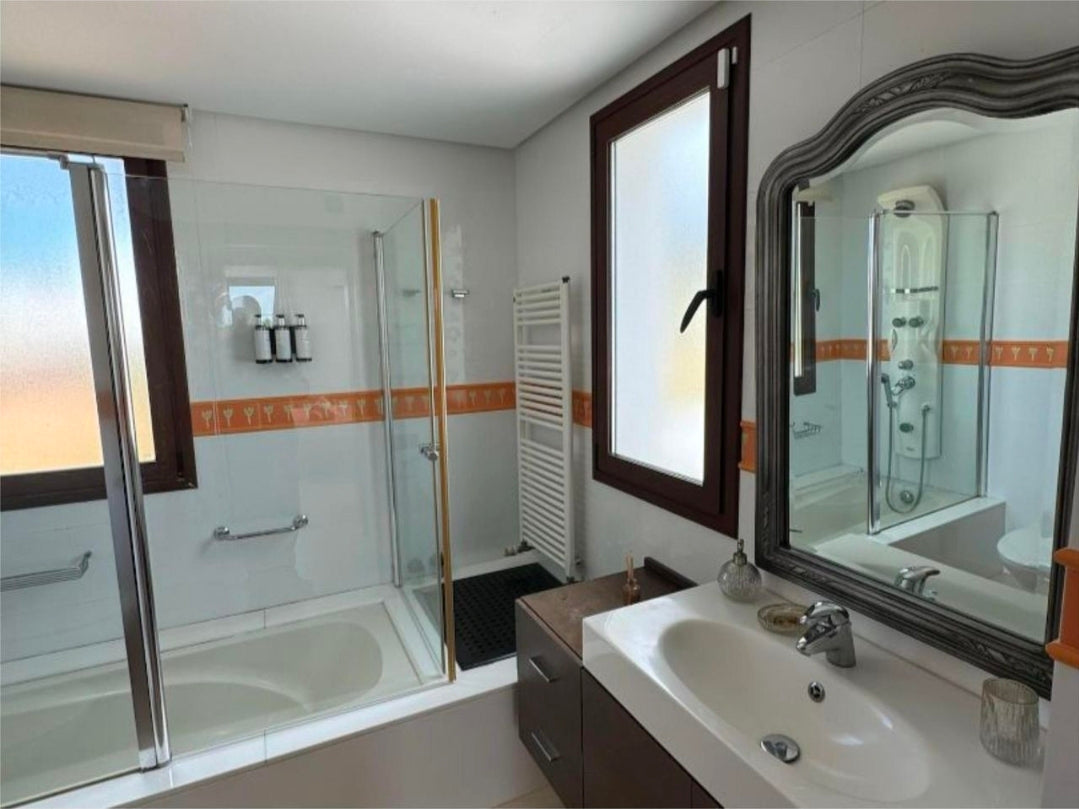 Villa Pure Lumina a Ibiza – Splendeur Contemporaine de 4 Suites avec Piscine