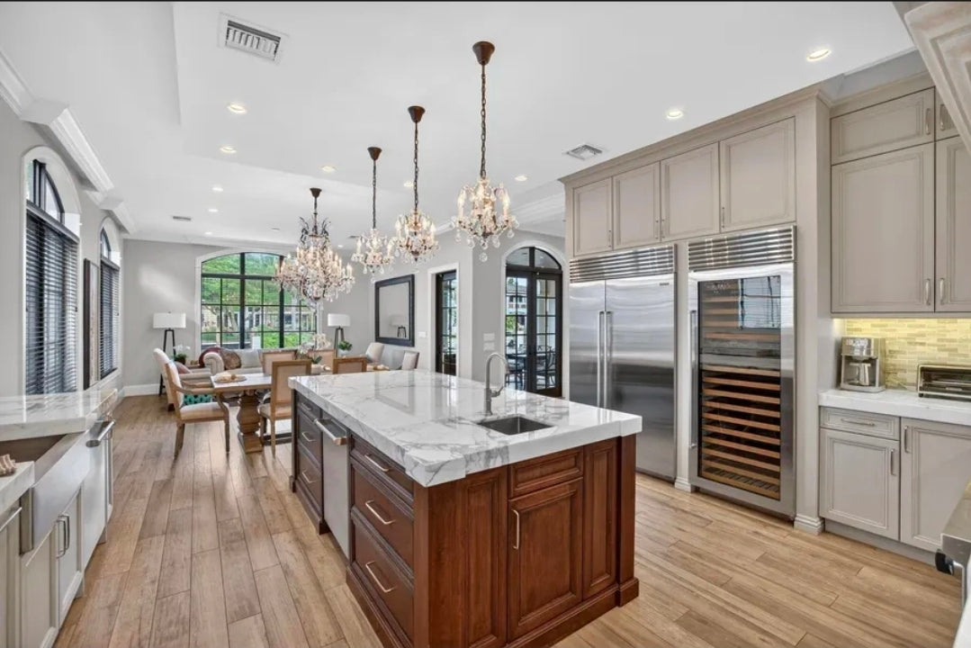 Villa Yacht Haven – Demeure Coloniale de Prestige, 5 Suites et Quai Privé pour Yacht face au Canal | Fort Lauderdale, Floride