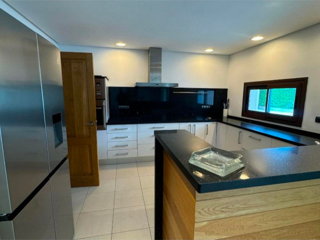 Villa Pure Lumina a Ibiza – Splendeur Contemporaine de 4 Suites avec Piscine
