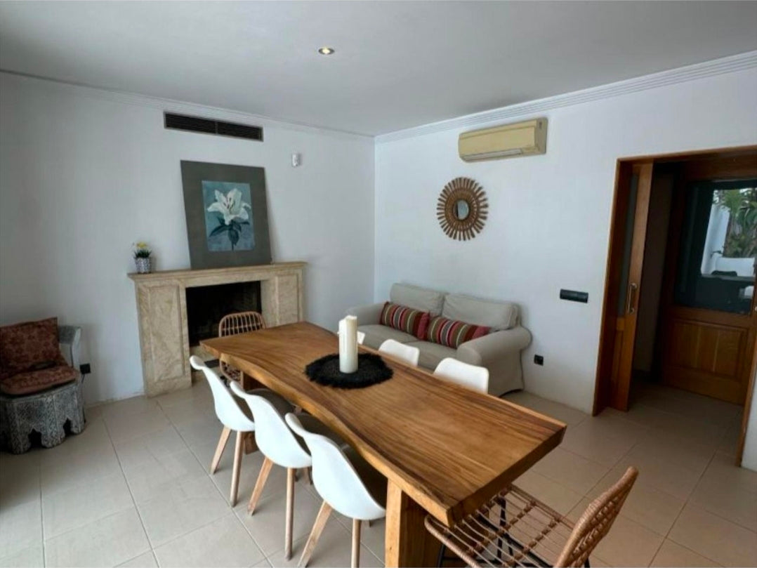 Villa Pure Lumina a Ibiza – Splendeur Contemporaine de 4 Suites avec Piscine