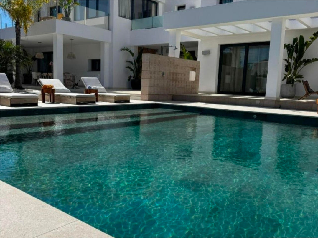 Villa Pure Lumina a Ibiza – Splendeur Contemporaine de 4 Suites avec Piscine