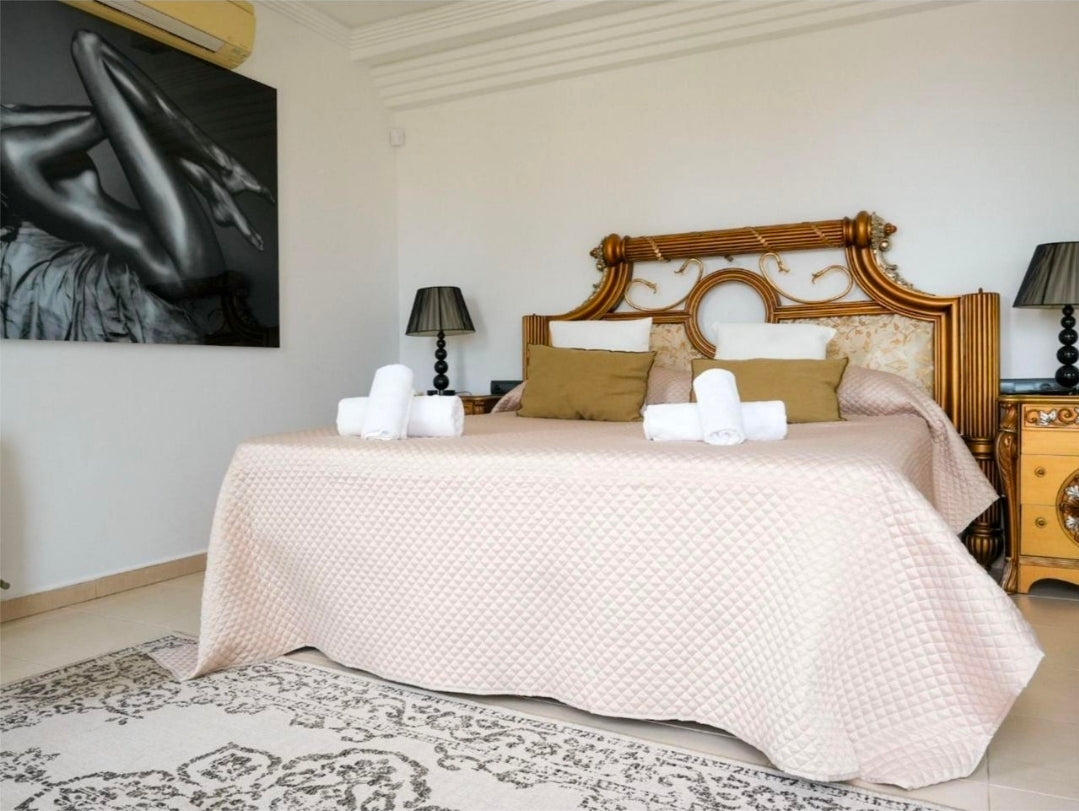 Villa Pure Lumina a Ibiza – Splendeur Contemporaine de 4 Suites avec Piscine