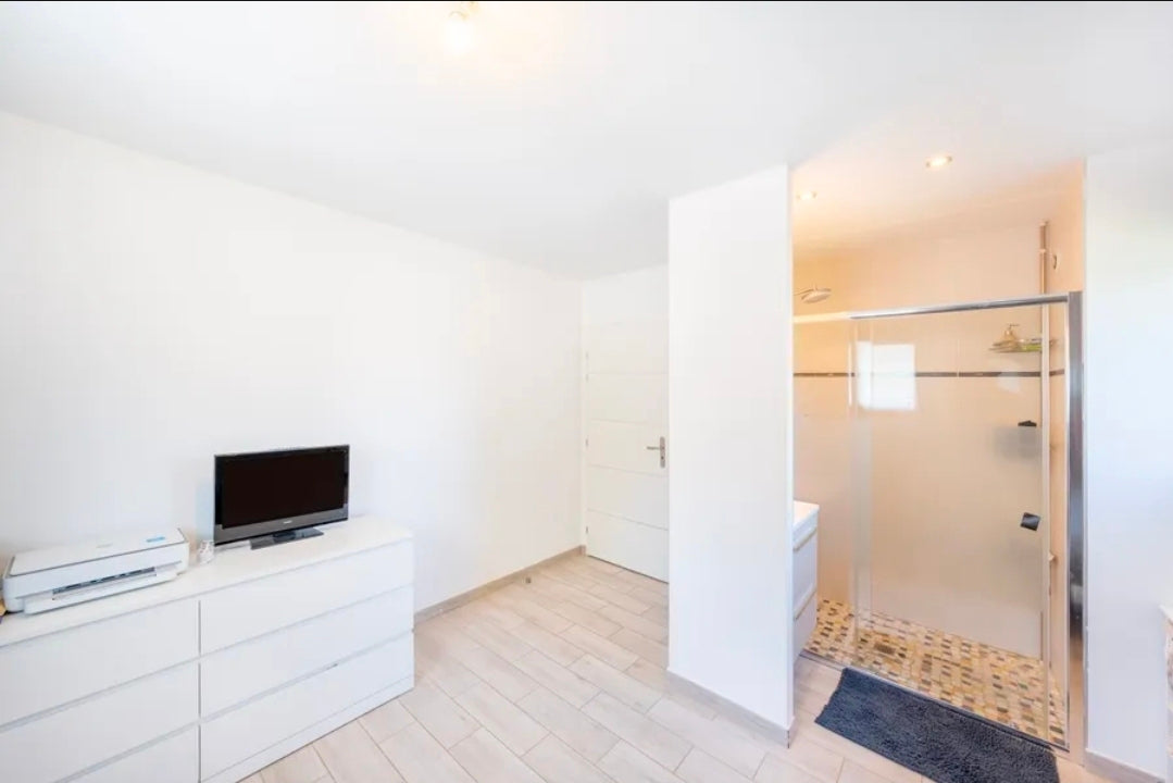 Villa Lumina Léman – Architecture Contemporaine, 4 Suites de Luxe et Piscine Privée Face au Lac | Évian
