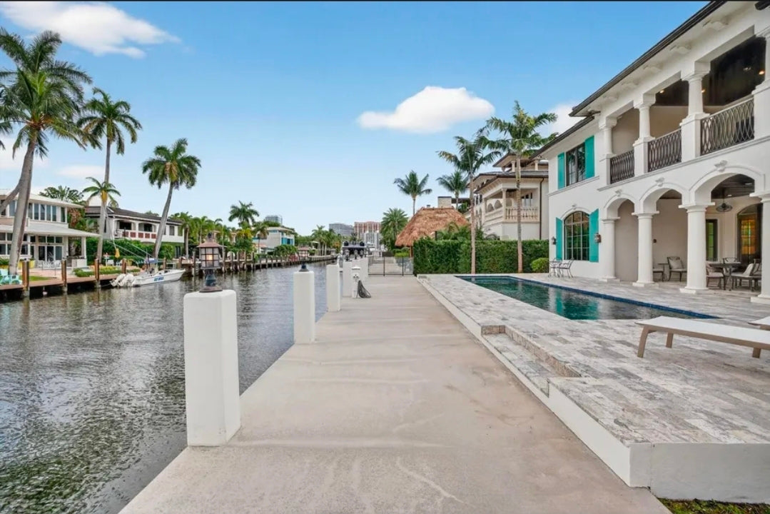 Villa Yacht Haven – Demeure Coloniale de Prestige, 5 Suites et Quai Privé pour Yacht face au Canal | Fort Lauderdale, Floride