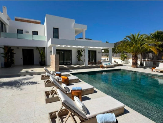 Villa Pure Lumina a Ibiza – Splendeur Contemporaine de 4 Suites avec Piscine