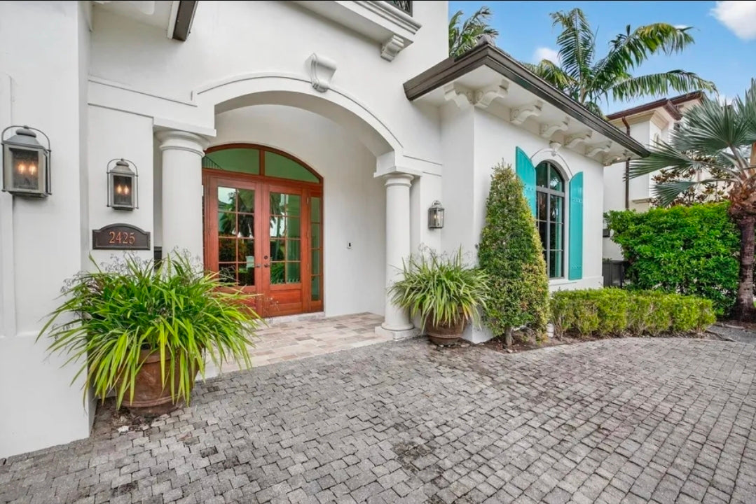 Villa Yacht Haven – Demeure Coloniale de Prestige, 5 Suites et Quai Privé pour Yacht face au Canal | Fort Lauderdale, Floride