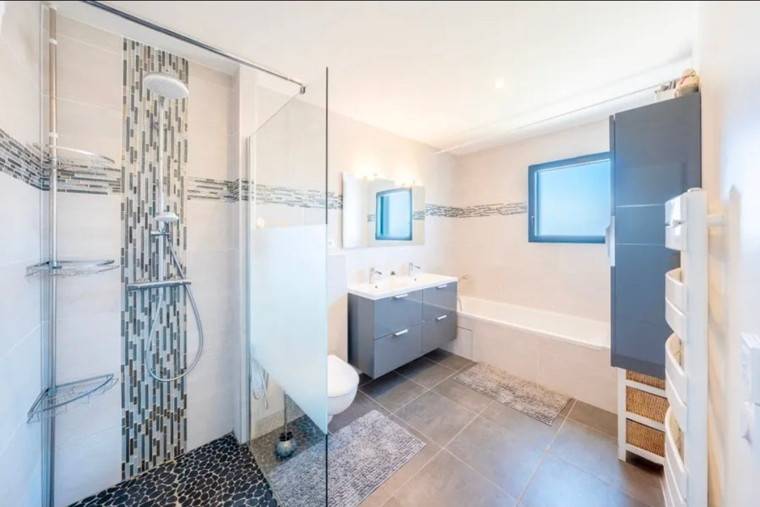 Villa Lumina Léman – Architecture Contemporaine, 4 Suites de Luxe et Piscine Privée Face au Lac | Évian